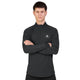 En mand med kort brunt hår står foran en ensfarvet hvid baggrund iført en Saysky Blaze Half Zip Light-weight Fleece i sort – en sportstrøje til mænd, der er fremstillet af letvægtsfleece med svedtransporterende egenskaber som en løbetrøje. Trøjen med halv lynlås har et lille Saysky-logo på venstre bryst, og manden står med armene over kors.