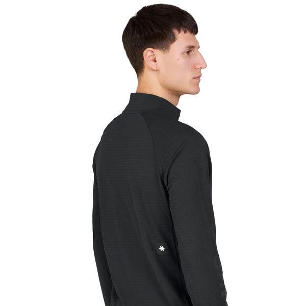 En mand med kort brunt hår ses i profil, iført Saysky Blaze Half Zip Light-weight Fleece til mænd i sort. Denne mørke langærmede trøje har et lille stjerneformet logo nederst på ryggen. Den svedafvisende løbetrøje er fremstillet af letvægtsfleece for optimal komfort og skiller sig ud mod en ensfarvet, lys baggrund.