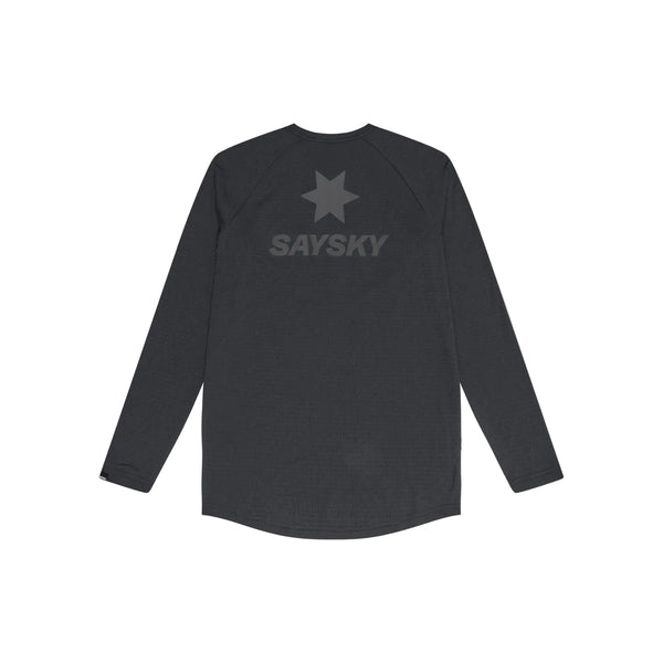 Sort Saysky Blaze langærmet, letvægts-fleece-trøje til mænd, vist set bagfra, med et stort stjerne-motiv over SAYSKY-logoet i store bogstaver. Denne letvægts-trøje er svedabsorberende, har en buet nederkant og har ingen synlige lukninger eller ekstra designdetaljer.