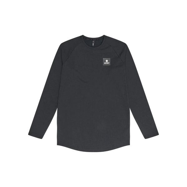 En sort Blaze langærmet letvægtsfleece til mænd fra Saysky med rund hals og lange ærmer samt et lille hvidt firkantet logo med en stjerne og tekst på brystet. Trøjen er afbilledet lagt fladt på en ensfarvet hvid baggrund og er fremstillet af svedabsorberende stof, der sikrer, at du har det behageligt under alle former for aktivitet.