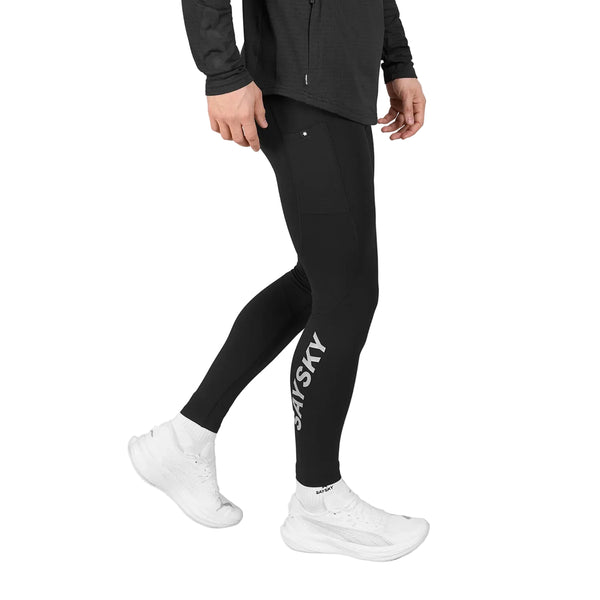 En person iført sorte Blaze+ Long Winter Tights, Herre, Black med et logo på underbenet og hvide sneakers.