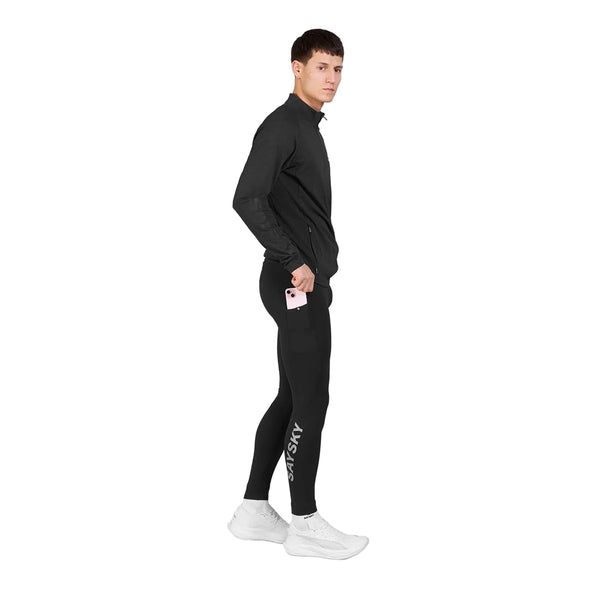 En person iført en sort langærmet trøje med kvartlynlås og sorte Blaze+ Long Winter Tights, Herre, Black, med en sidelomme, hvor der ligger en telefon.