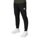 Man ser en person fra livet og ned, iført Blaze Pants, Unisex, Sort fra Saysky, med et gråt mærke på venstre ben og hvide sportssko. Den ensfarvede hvide baggrund fremhæver disse stilfulde træningsbukser.