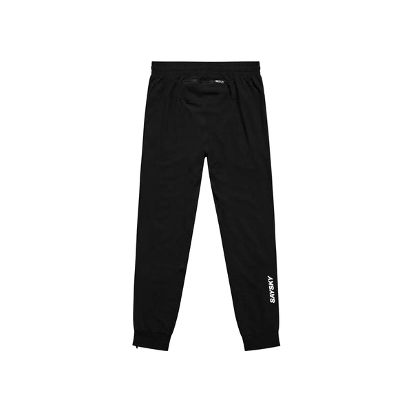 Blaze Pants fra Saysky er unisex-joggingbukser i sort med elastisk linning, opsmøgede ankler og ordet »SNOW« trykt i hvidt nederst på venstre ben. Disse træningsbukser er fotograferet fladt udbredt på en hvid baggrund og byder på alsidig komfort, uanset om du slapper af derhjemme eller gør dig klar til en løbetur.