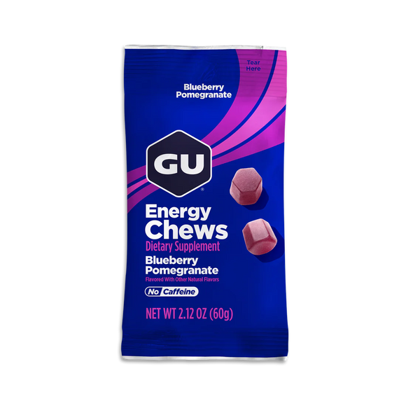 En pakke på 60 g GU Energy Chews, Blueberry/Pomegranate fra GU Energy, med et blåt og lilla design og to sekskantede chews; perfekt til sportsernæring og mærket som et koffeinfrit kosttilskud.
