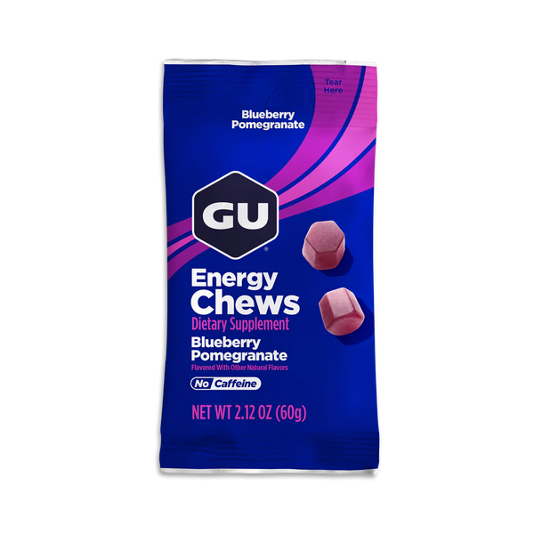 En pakke på 60 g GU Energy Chews, Blueberry/Pomegranate fra GU Energy, med et blåt og lilla design og to sekskantede chews; perfekt til sportsernæring og mærket som et koffeinfrit kosttilskud.