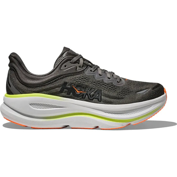 Hoka Bondi 9 Herre løbesko i Asphalt Grey/Gravel har en tyk hvid sål, grøn accentlinje, orange ydersål, åndbar mesh-overdel og HOKA-logo på siden for optimal komfort.
