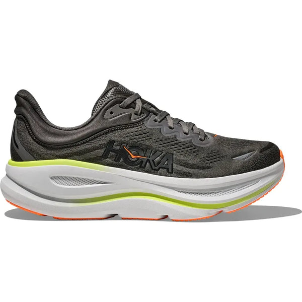 Hoka Bondi 9 Herre løbesko i Asphalt Grey/Gravel har en tyk hvid sål, grøn accentlinje, orange ydersål, åndbar mesh-overdel og HOKA-logo på siden for optimal komfort.