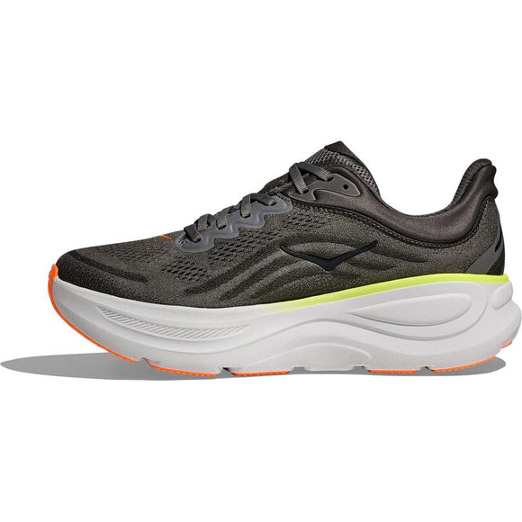 Hoka Bondi 9 Herre i Asphalt Grey/Gravel har en tyk hvid sål, neongul accent over mellemsålen og orange mønster på ydersålen, vist fra venstre side på en ensfarvet baggrund for optimal komfort.