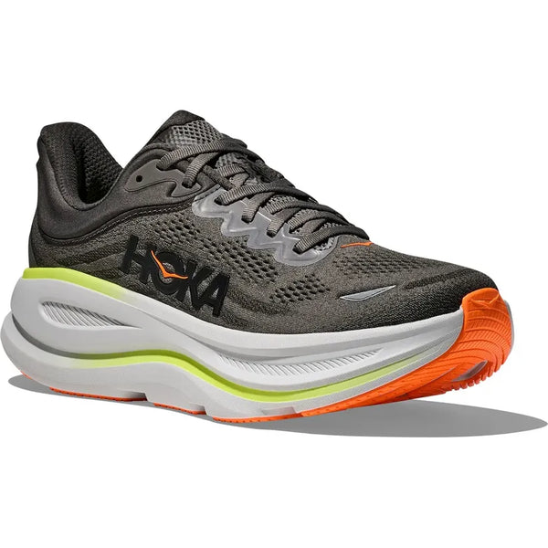 Hoka Bondi 9 Herre i Asphalt Grey/Gravel har en tyk hvid og grøn sål, orange detaljer på tåen og ydersålen, sorte snørebånd og "HOKA" i sort på siden - designet til komfort i hvert eneste skridt.
