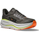 Hoka Bondi 9 Herre i Asphalt Grey/Gravel har en tyk hvid og grøn sål, orange detaljer på tåen og ydersålen, sorte snørebånd og "HOKA" i sort på siden - designet til komfort i hvert eneste skridt.