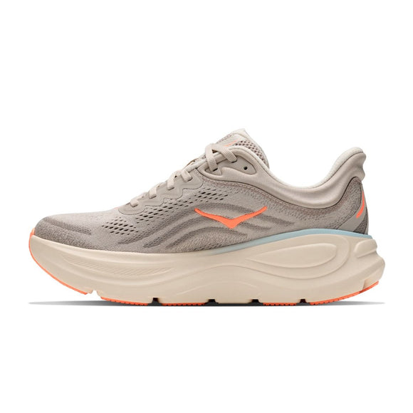 Et billede set fra siden af Hoka Bondi 9 Dame i farven River Rock Grey / Mineral Ore – en løbesko med maksimal komfort, med en tyk, off-white sål og blå detaljer, perfekt til dig, der ønsker løbesko med maksimal støddæmpning.
