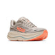 Hoka Bondi 9 Dame i farven River Rock Grey / Mineral Ore har en tyk, buet sål, detaljer i koralorange og mærkelogo på siden. Den beige og koralorange ydersål i gummi sikrer løbere maksimal komfort og støtte.