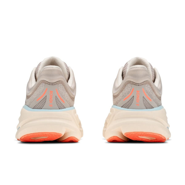 Et par Hoka Bondi 9 Dame-sneakers i farven River Rock Grey / Mineral Ore set bagfra, med mærkets logo og maksimal støddæmpning på en ensfarvet hvid baggrund.