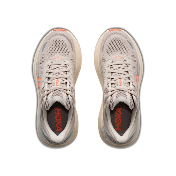 Et par Bondi 9 Dame-løbesko fra Hoka i farven River Rock Grey / Mineral Ore, set ovenfra på en hvid baggrund. Disse løbesko med maksimal dæmpning har hvide snørebånd og polstrede såler, der sikrer maksimal komfort.