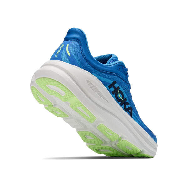 Hoka Bondi 9 til mænd i farvekombinationen Virtual Blue / Soft Cobalt vises set fra en lav vinkel bagfra, hvilket fremhæver den tykke hvide sål med det lysegrønne mønster og Hoka-logoet på siden, der sikrer maksimal komfort.