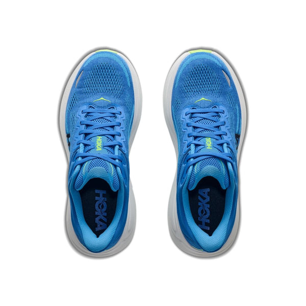 Et par Hoka Bondi 9 herresko i farvekombinationen Virtual Blue / Soft Cobalt med hvide såler ses her set ovenfra. Skoene har blå snørebånd, overdel i mesh samt »HOKA« trykt i hvidt på tungen og indersålen for maksimal komfort.