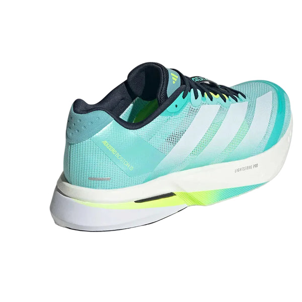 Adidas Adizero Boston 13 Dame i Seflaq/Zeromt/Luclem har en overdel i lyseblå mesh med sorte og hvide detaljer, tre striber, en tyk hvid sål med "Lightstrike Pro"-tekst, neongrønne gradientdetaljer og det klassiske Boston 13-design.