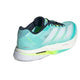Adidas Adizero Boston 13 Dame i Seflaq/Zeromt/Luclem har en overdel i lyseblå mesh med sorte og hvide detaljer, tre striber, en tyk hvid sål med "Lightstrike Pro"-tekst, neongrønne gradientdetaljer og det klassiske Boston 13-design.