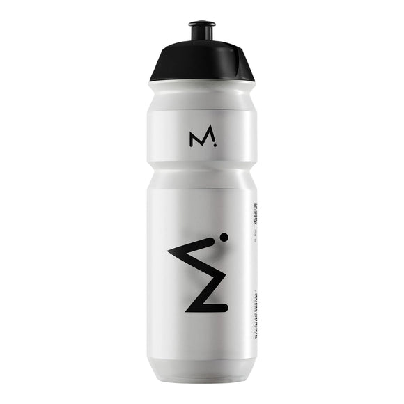 Maurten Vandflaske 750 ml, Clear, er en hvid plastflaske med sort låg og minimalistisk sort geometrisk logo samt et M. på toppen. Denne BPA-fri flaske har en glat, mat finish - ideel til væskeindtag på farten.