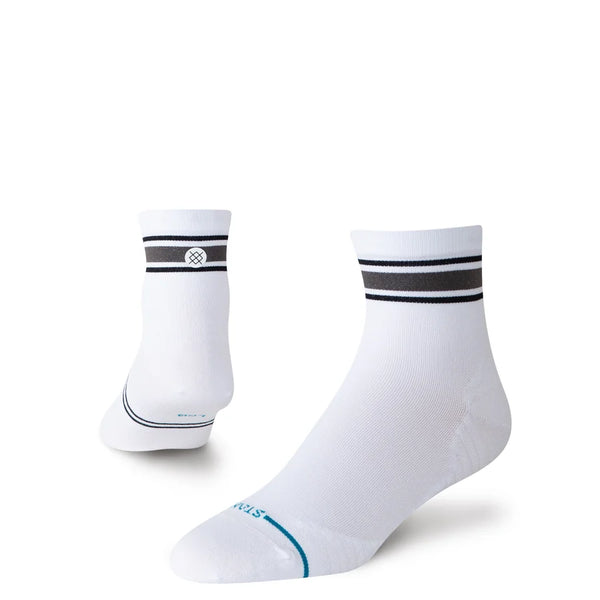 To hvide Stance Boyd UL Quarter unisex-sokker med tynde grå og sorte striber tæt på manchetterne.