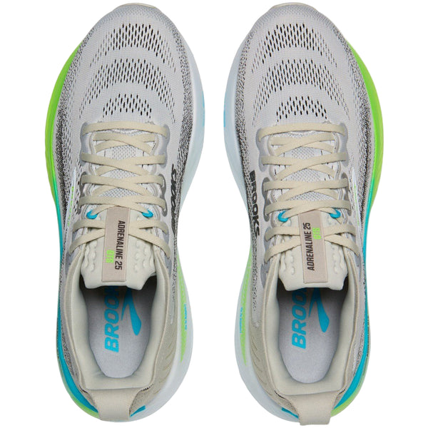Et billede ovenfra af Brooks Adrenaline GTS 25, Herre (Oyster/Green Gecko/Blue) viser lysegrå stabilitetsløbesko med blå indlægssåler, grønne hælaccenter, beige snørebånd og "ADRENALINE GTS" på tungen.