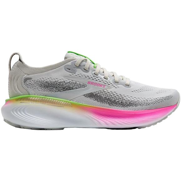 Brooks Adrenaline GTS 25 dame løbesko i Oyster/Pink/Green har en lysegrå mesh-overdel, hvid sål, graduerede pink og gule mellemsålsaccenter, stabilitetssko-løbestøtte, sorte detaljer og en grøn snøreløkke på tungen.