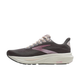 Brooks Ghost 17 Dame løbesko i Poppy Seed/Pink/Bluewash har blød dæmpning, en åndbar mesh-overdel og en tyk hvid struktureret sål. Vist på en hvid baggrund.