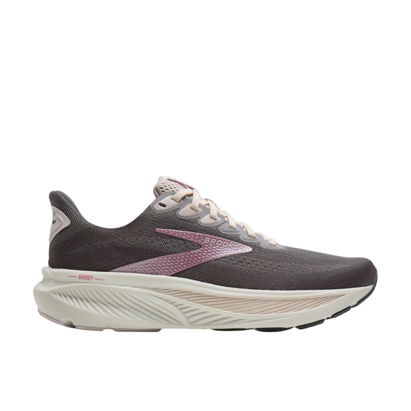 Et sidebillede af Brooks Ghost 17 Dame løbesko i Poppy Seed/Pink/Bluewash viser en overdel i mesh med pink detaljer, hvide snørebånd, en off-white polstret sål med sorte slidbaner til blød dæmpning og Brooks-logoet på siden.