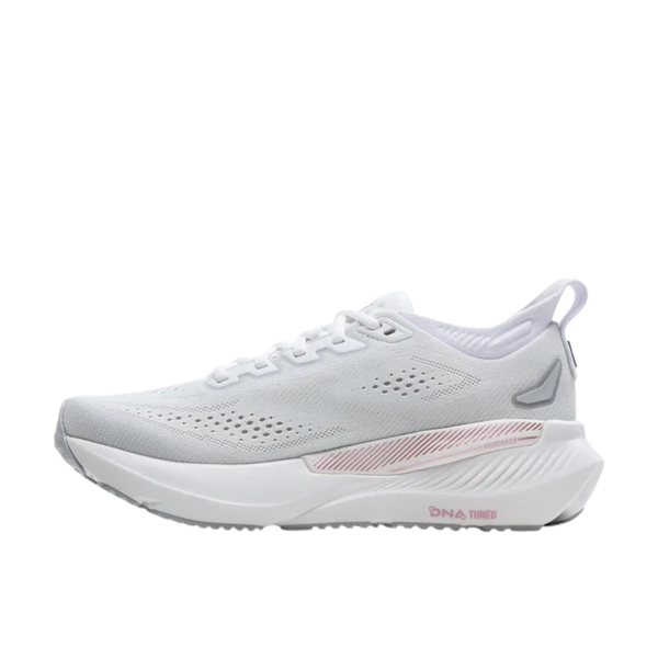 Brooks Glycerin GTS 23 Dame i White/Harbor Mist/Metallic har en støttende, struktureret sål, der giver stabilitet, perforerede detaljer på overdelen, diskrete rosa detaljer ved hælen og en trækflig bagpå.