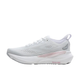 Brooks Glycerin GTS 23 Dame i White/Harbor Mist/Metallic har en støttende, struktureret sål, der giver stabilitet, perforerede detaljer på overdelen, diskrete rosa detaljer ved hælen og en trækflig bagpå.