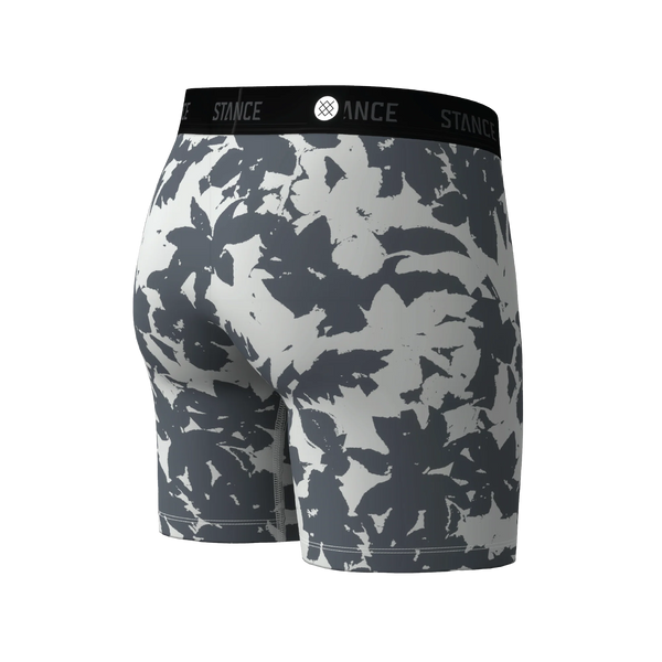 Bagside af Stance Brush Stroke Wholester Boxer Briefs (Herre, Grå) med et abstrakt bladmønster i sort og gråt samt en sort linning, hvor STANCE-logoet gentages flere gange. Fremstillet af det karakteristiske Butter Blend™-materiale, der sikrer enestående komfort. Fotograferet på en ensfarvet hvid baggrund.