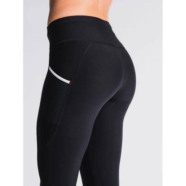 Nærbillede af en person iført Fusion Long Tight, Unisex, SuperBlack leggings med sidelomme og refleksbånd, set bagfra mod en almindelig lys baggrund.