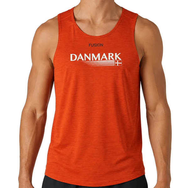 En person har en Fusion C3 DK Singlet, Herre, Rød DK på – en ærmeløs sportstrøje med påskrifterne »FUSION« og »DANMARK« trykt på forsiden sammen med et lille dansk flagmotiv. Personens ansigt ses ikke.