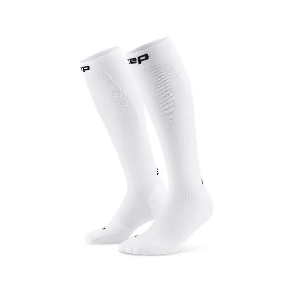 Et par CEP Core Run Ultralight Compression Socks til mænd i hvid, med sort tekst i den øverste kant, vist på en almindelig hvid baggrund.