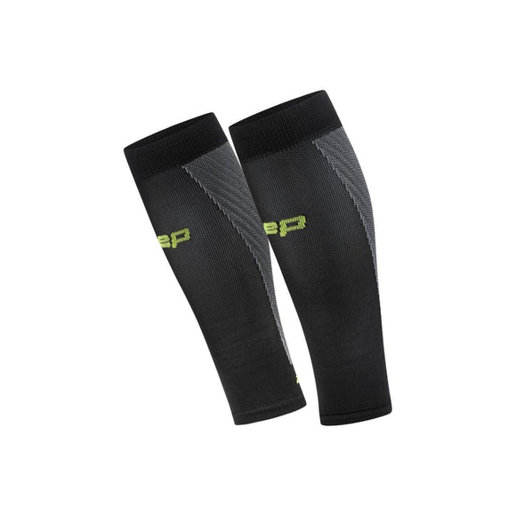 Et par CEP Core Run Ultralight Compression Sleeves til mænd i sort/grå, vist side om side på en hvid baggrund.