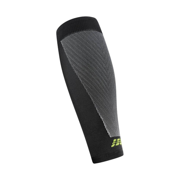 CEP Core Run Ultralight Compression Sleeves til mænd i sort/grå har et struktureret mønster med et lille gult logo nær bunden, vist på en hvid baggrund.