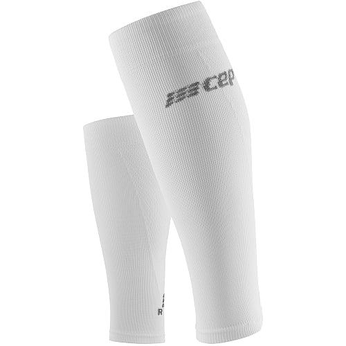 Et par hvide CEP Core Run Ultralight Compression Sleeves til mænd med ribbet tekstur og gråt logo i toppen, vist lodret mod en almindelig hvid baggrund.