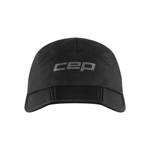 CEP Run Foldable Cap, Unisex, Black er vist forfra med store, lysegrå "cep"-bogstaver. Den har synlige syninger, en struktureret form og giver UV-beskyttelse til udendørs aktiviteter.