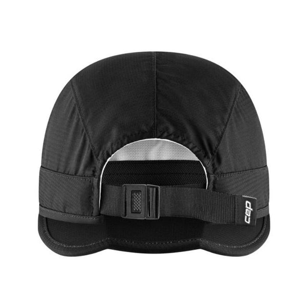 CEP Run Foldable Cap, Unisex, i sort, ses bagfra med buet skygge, UV-beskyttelse, justerbar sort strop med spænde og et lille hvidt logo på siden.