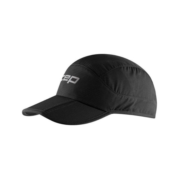 CEP Run Foldable Cap, Unisex, i sort, har UV-beskyttelse og en buet skygge med hvidt branding på venstre frontpanel. Vist mod en almindelig hvid baggrund.