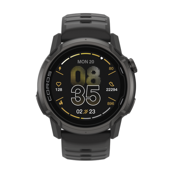 COROS Apex 4 Multisport Watch i sort viser tid (2:35), dato (man 20), puls, skridt, kalorier og distance på et rundt digitalt display med gule og hvide accenter - perfekt til GPS-løbeur og lang batteritid.