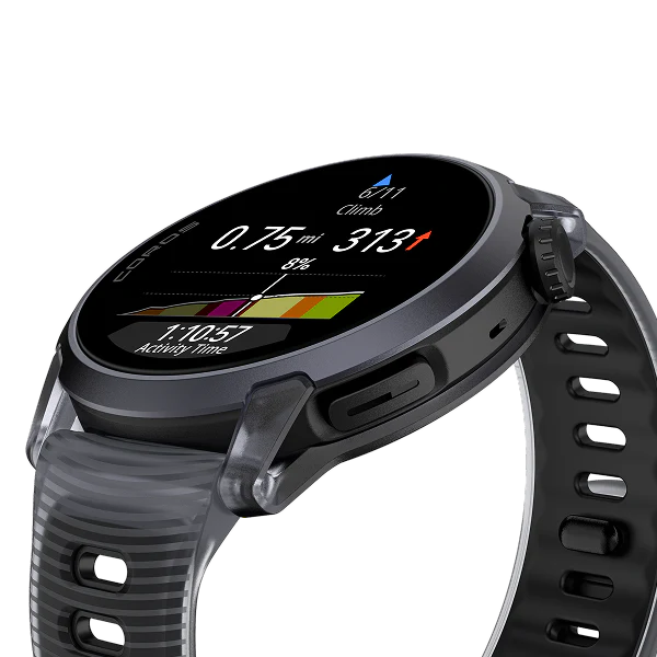 Et nærbillede af COROS Pace 4 Aluminium Multisport Watch, Black Crystal, med en rund AMOLED-berøringsskærm, der viser distance, tempo, højde, batteriniveau og aktivitetstid. Det har en sort og grå silikonerem plus to sideknapper.