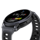 Et nærbillede af COROS Pace 4 Aluminium Multisport Watch, Black Crystal, med en rund AMOLED-berøringsskærm, der viser distance, tempo, højde, batteriniveau og aktivitetstid. Det har en sort og grå silikonerem plus to sideknapper.