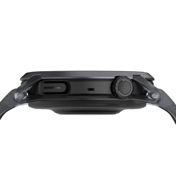 Sidebillede af COROS Pace 4 Aluminium Multisport Watch, Black Crystal, med en sort urkasse med krone og sideknap. Begge sider viser den gennemsigtige rem sammen med en levende AMOLED-berøringsskærm for klare billeder.