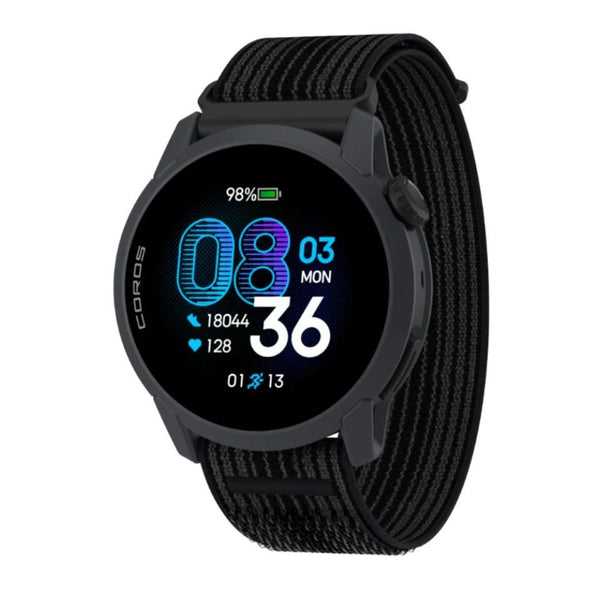 COROS Pace 4 Multisport Watch i sort nylon viser klokken 08:36, mandag den 3., batteri på 98 %, antal skridt, puls, GPS-nøjagtighed og forskellige fitnessmålinger på det digitale display.