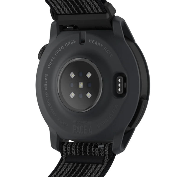 Billedet viser bagsiden af et sort COROS Pace 4 Multisport Watch (Nylon Black), mærket "PACE 4", med sensorlys, opladningsstifter og tekst, der viser funktioner som dobbeltfrekvent GNSS, puls, vandmodstand og et barometer.
