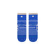 Stance Crossover UL Quarter Dame i koboltblå har beige manchetter, hvide geometriske linjer og en lille cirkel nær toppen. Disse ultralette løbestrømper giver præcis pasform og høj åndbarhed for komfort hele dagen.