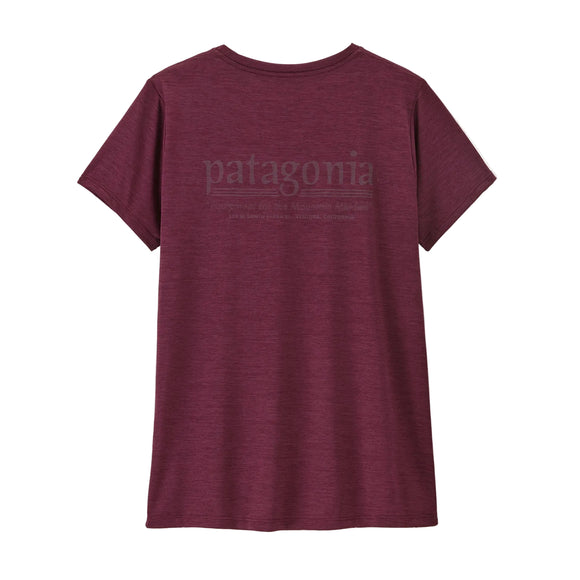 En Berry Fig-T-shirt med korte ærmer ses set bagfra med ordet »Patagonia« og diskret, matchende tekst trykt øverst i midten. Patagonia Cap Cool Daily Shirt – Hut Tripper, Dame, Berry Fig – Light Berry Fig X-Dye er fremstillet af genanvendt polyester, hvilket gør den til en ideel løbetrøje til kvinder, der søger miljøbevidst ydeevne og komfort.