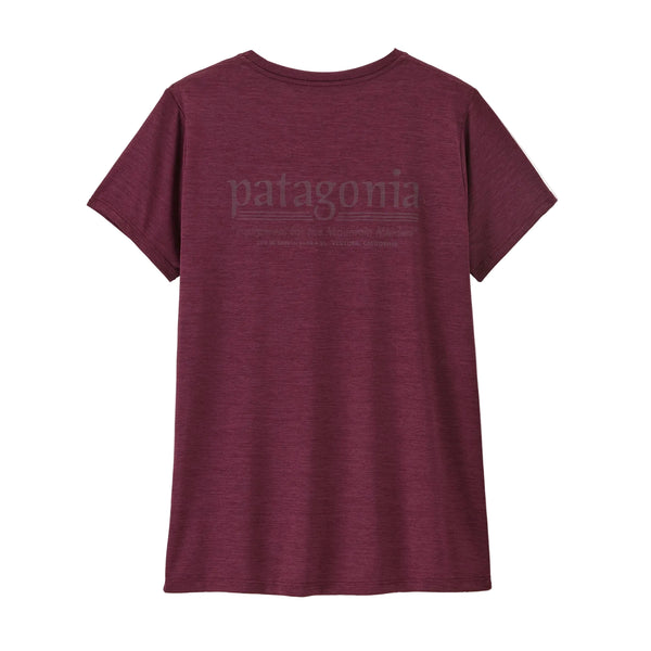 En Berry Fig-T-shirt med korte ærmer ses set bagfra med ordet »Patagonia« og diskret, matchende tekst trykt øverst i midten. Patagonia Cap Cool Daily Shirt – Hut Tripper, Dame, Berry Fig – Light Berry Fig X-Dye er fremstillet af genanvendt polyester, hvilket gør den til en ideel løbetrøje til kvinder, der søger miljøbevidst ydeevne og komfort.